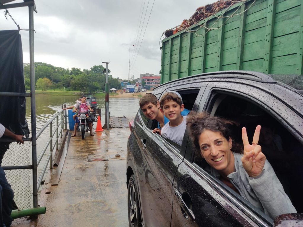 פתאום כך סתם נגמר לו הכביש ויש נחל שסה"כ הגיוני שתהיה מעבורת שתבעביר אותנו לצד השני.. לכולנו שלום!